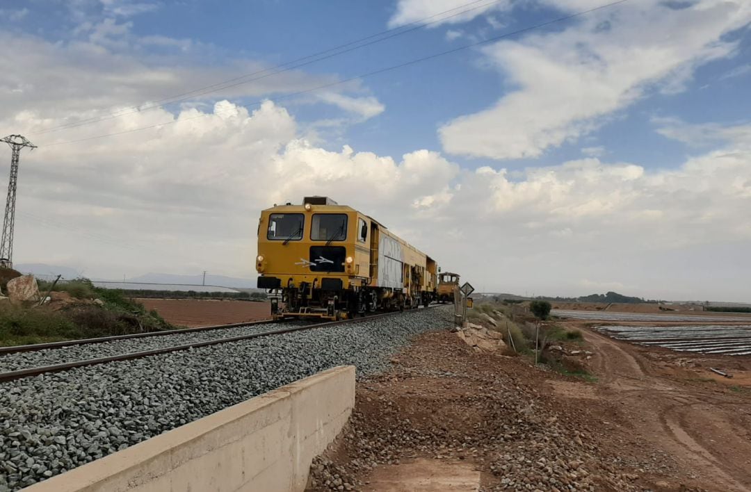 Maquinaria de Adif trabajando sobre la vía que une Balsicas y Torre Pacheco en una imagen de archivo