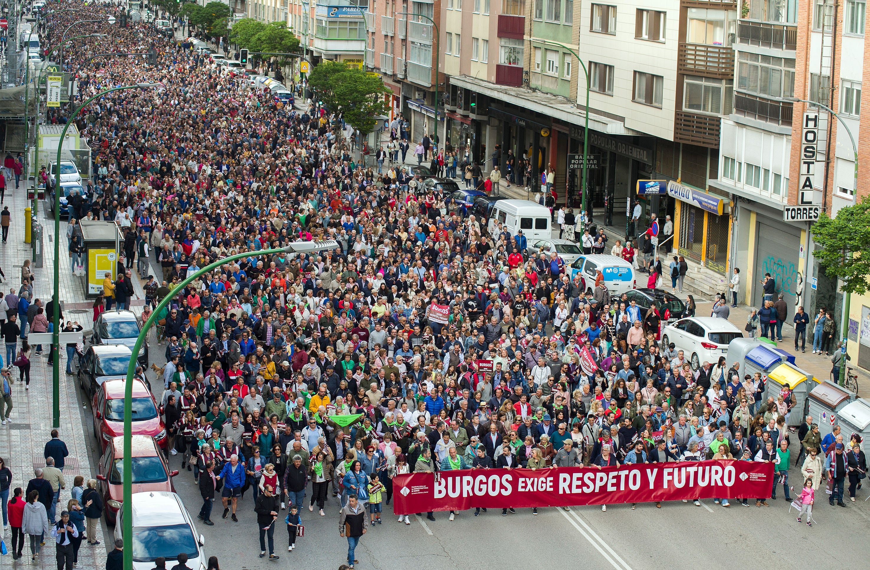 Miles de personas participaron en una manifestación en Burgos convocados por la Plataforma Cívica por las Infraestructuras