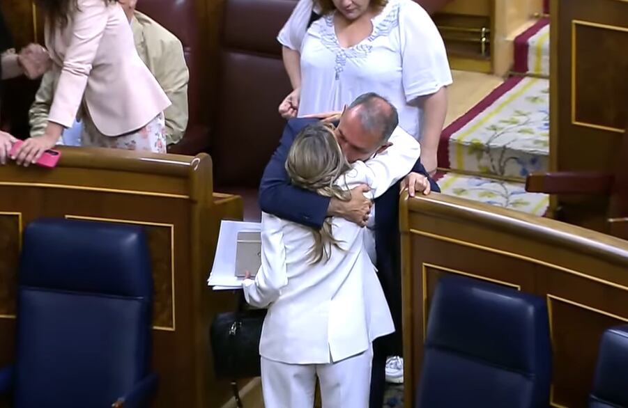 Cálido recibimiento del Congreso a la vicepresidenta Yolanda Díaz tras la reciente muerte de su padre