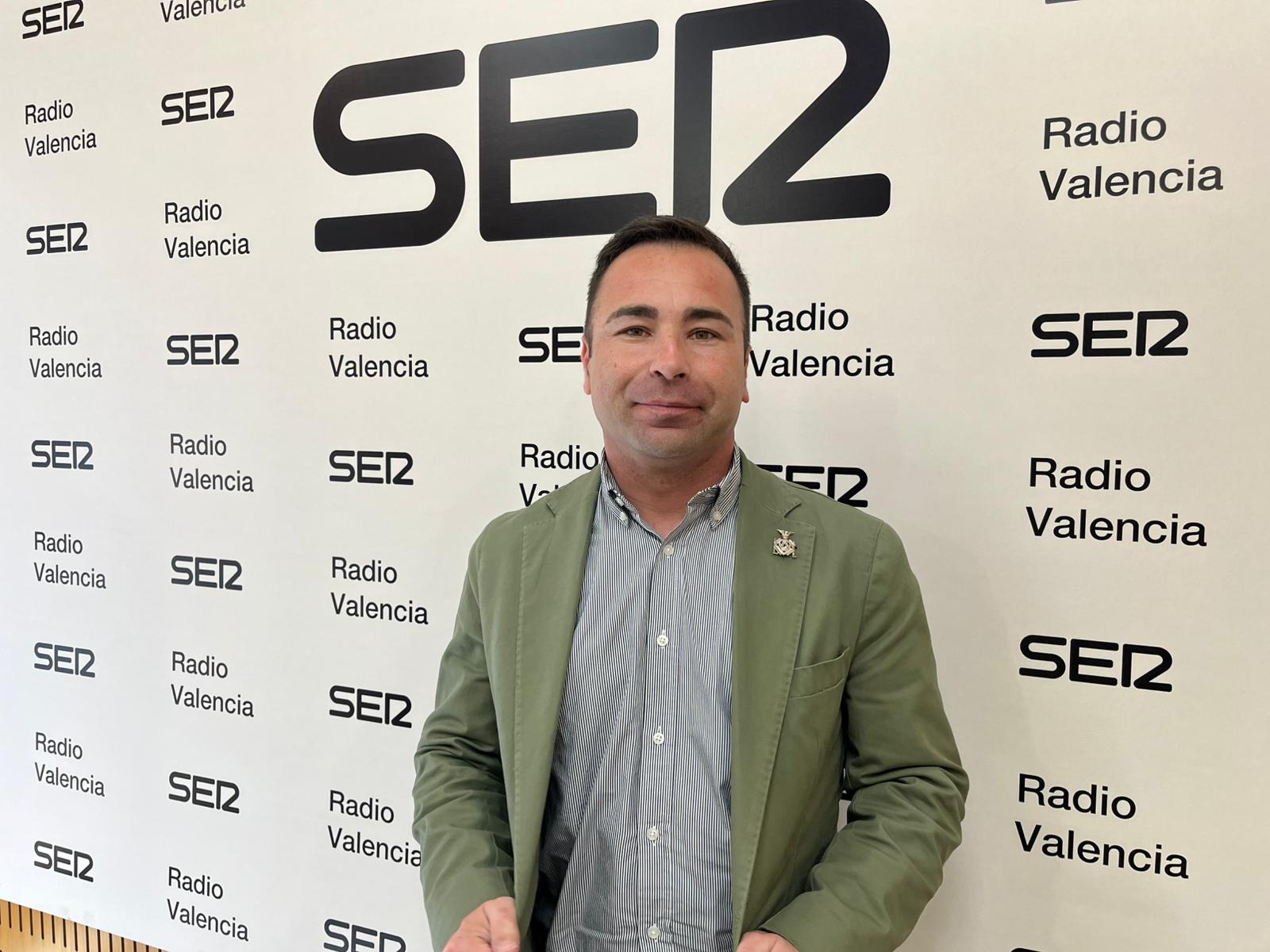Carles Genís en los estudios de Radio Valencia Cadena SER