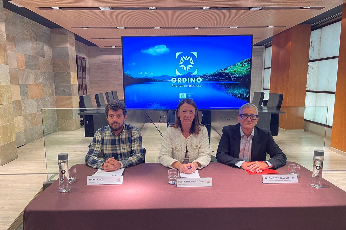 El cap del Departament d’Agricultura i Medi Ambient del comú d’Ordino, Marc Font, la cònsol major d’Ordino, Maria del Mar Coma, i el president de la Comissió Nacional Andorrana per a la Unesco, Salomó Benchluch, durant a presentació del II Seminari Reserves de la Biosfera.