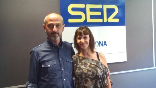 El director de l'obra i una de les actrius als estudis de la SER a Tarragona.