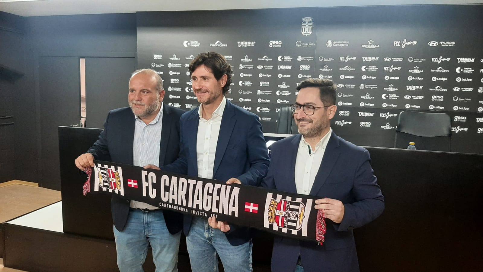 Víctor Sánchez del Amo, flanqueado por Sánchez Breis y Paco Belmonte, durante su presentación