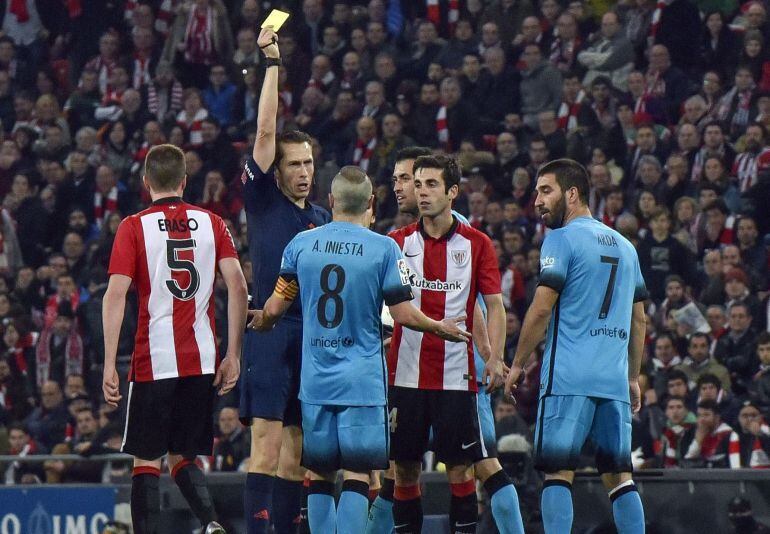 Iniesta recibe una tarjeta amarilla durante el partido de Copa.