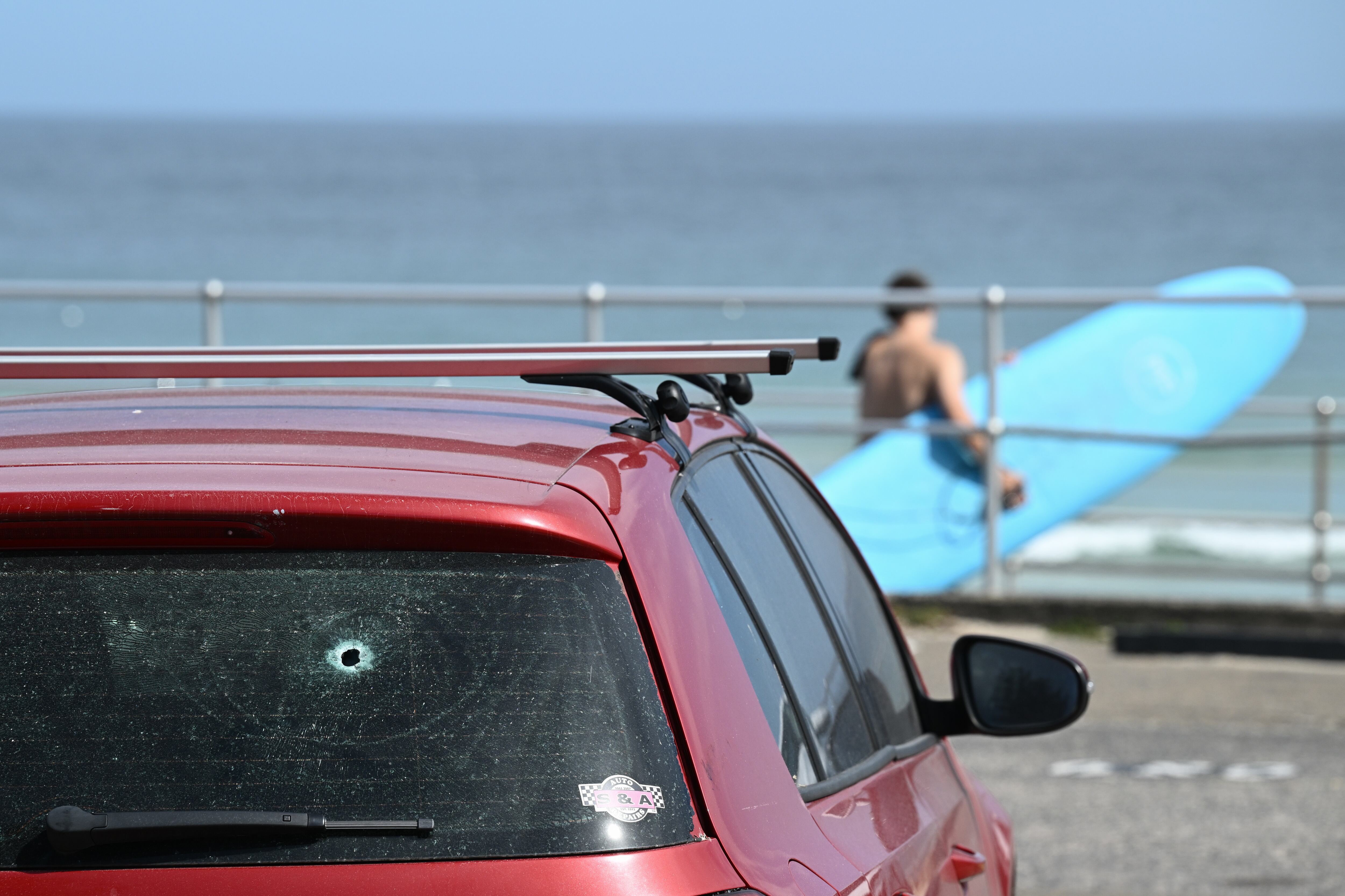 Agujero de bala en uno de los coches en la playa de Bondi en Australia donde tuvo lugar el tiroteo.