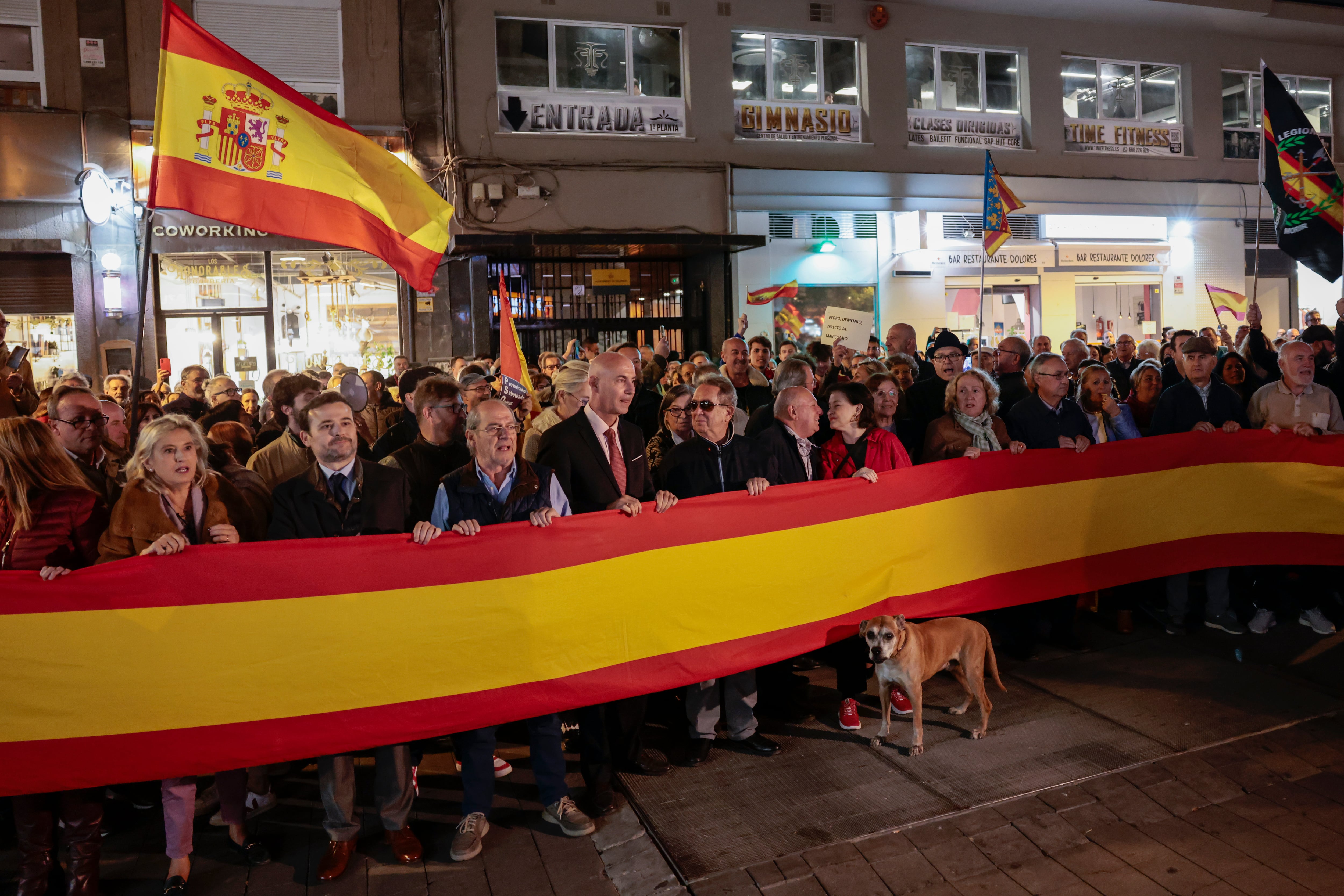 GRAFCVA6642. VALENCIA, 06/11/2023.- Concentracion este lunes frente a la sede del PSPV-PSOE en Valencia contra los pactos de investidura del presidente en funciones, Pedro Sánchez, que incluyen una ley de amnistía. EFE/Ana Escobar
