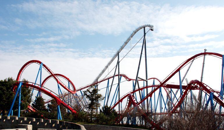 Montaña rusa del parque de atracciones PortAventura.