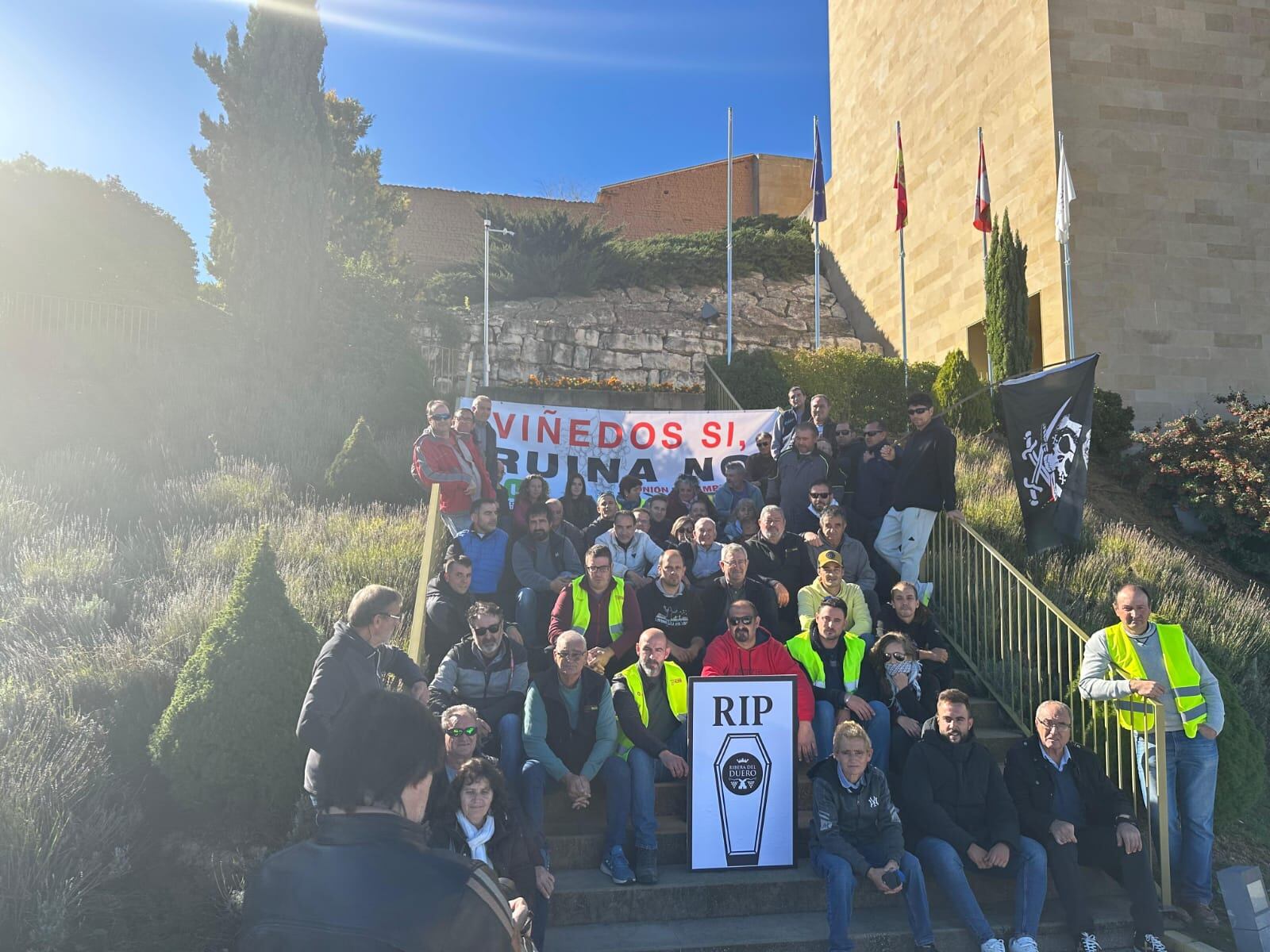 Concentración de la UCCL ante la sede del C.R. Ribera del Duero