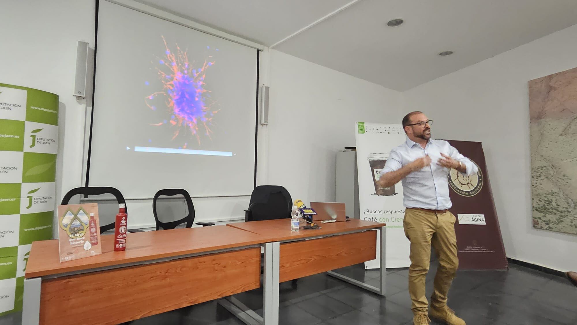 Momento  de la presentación de la exposición por José Ángel Rodríguez Alfaro