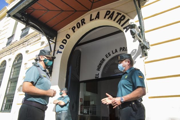 El comandante Daniel García saluda a otro agente en la puerta de la Comandancia