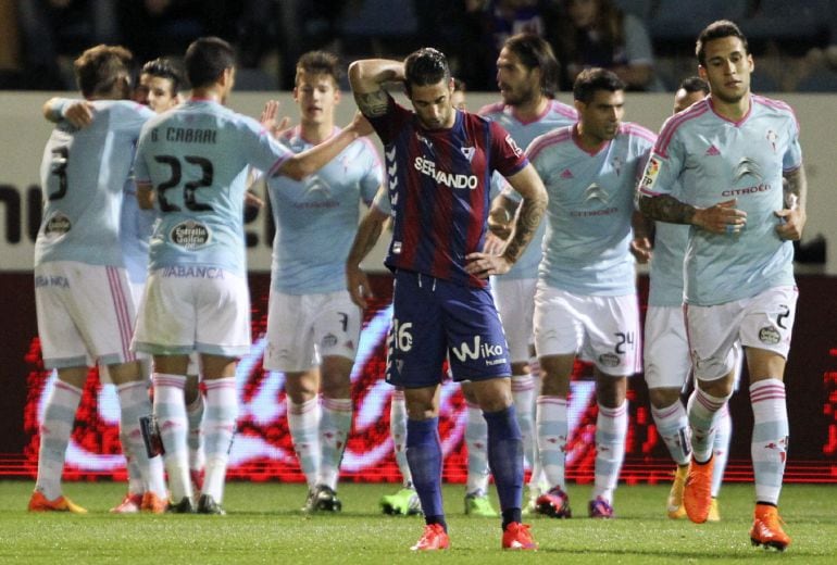 GRA331. EIBAR (GIPUZKOA), 19/04/2015.- Los jugadores del Celta celebran el gol marcado por el centrocampista Nolito que ha supuesto el 0-1 en el partido frente a la Sociedad Deportiva Eibar de la 32 jornada de la Liga de Primera División que se juega hoy en el estadio de Ipurua de Eibar. EFE/Juan Herrero