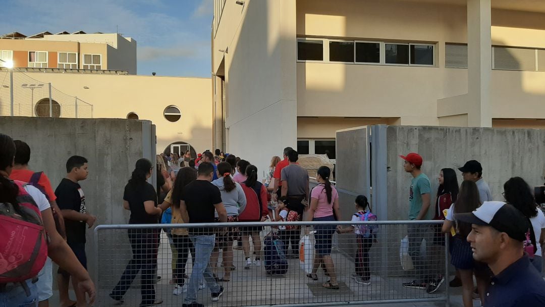 Padres y alumnos entrando en el nuevo CEIP La Destila.