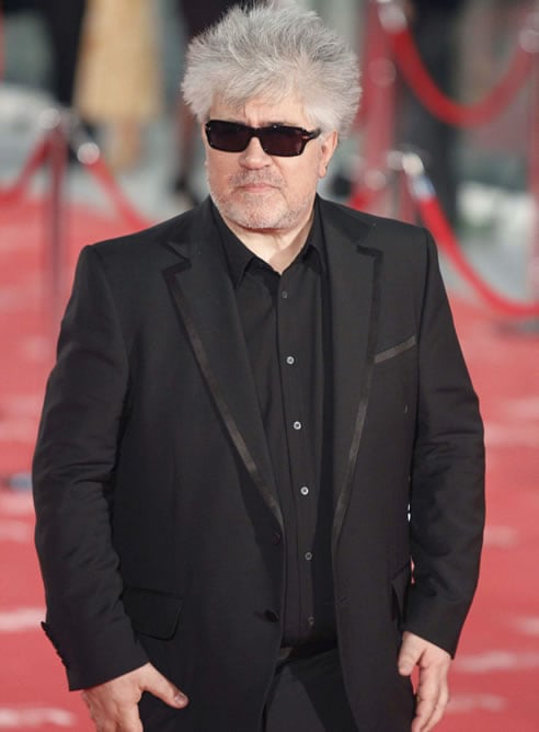 Pedro Almodóvar, con sus inseparables gafas de sol y con total look negro, de Gucci