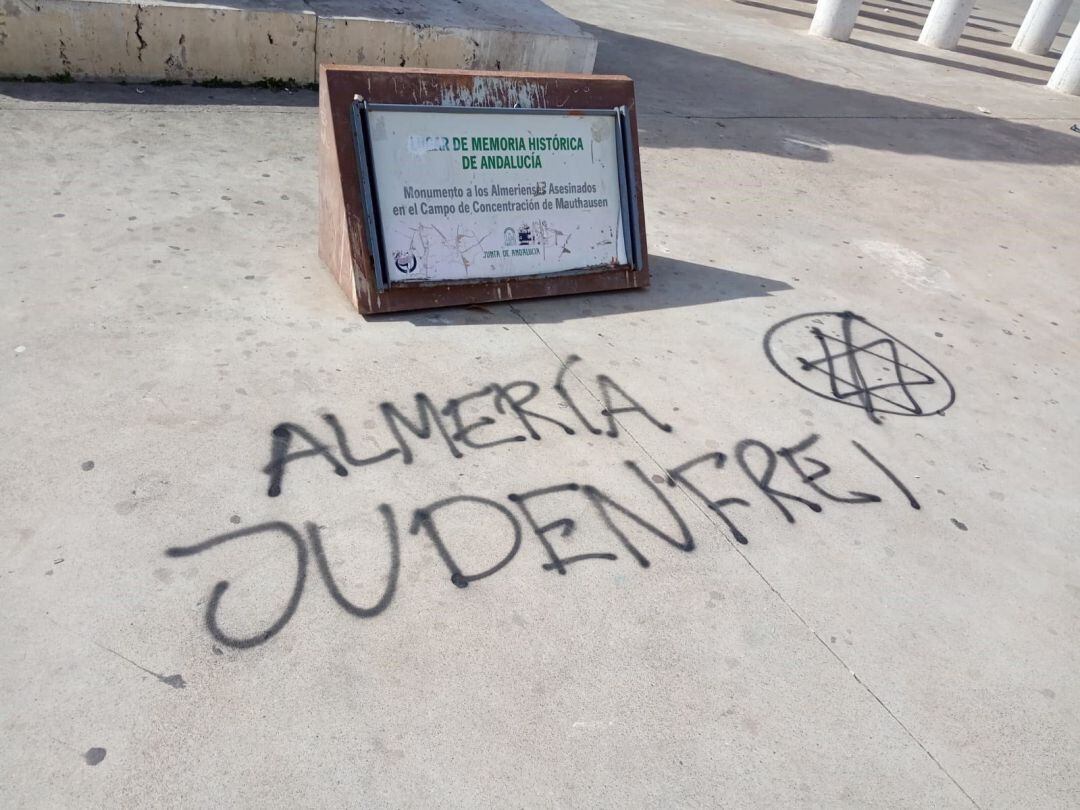 Pintadas en el monumento a las víctimas de Mauthausen