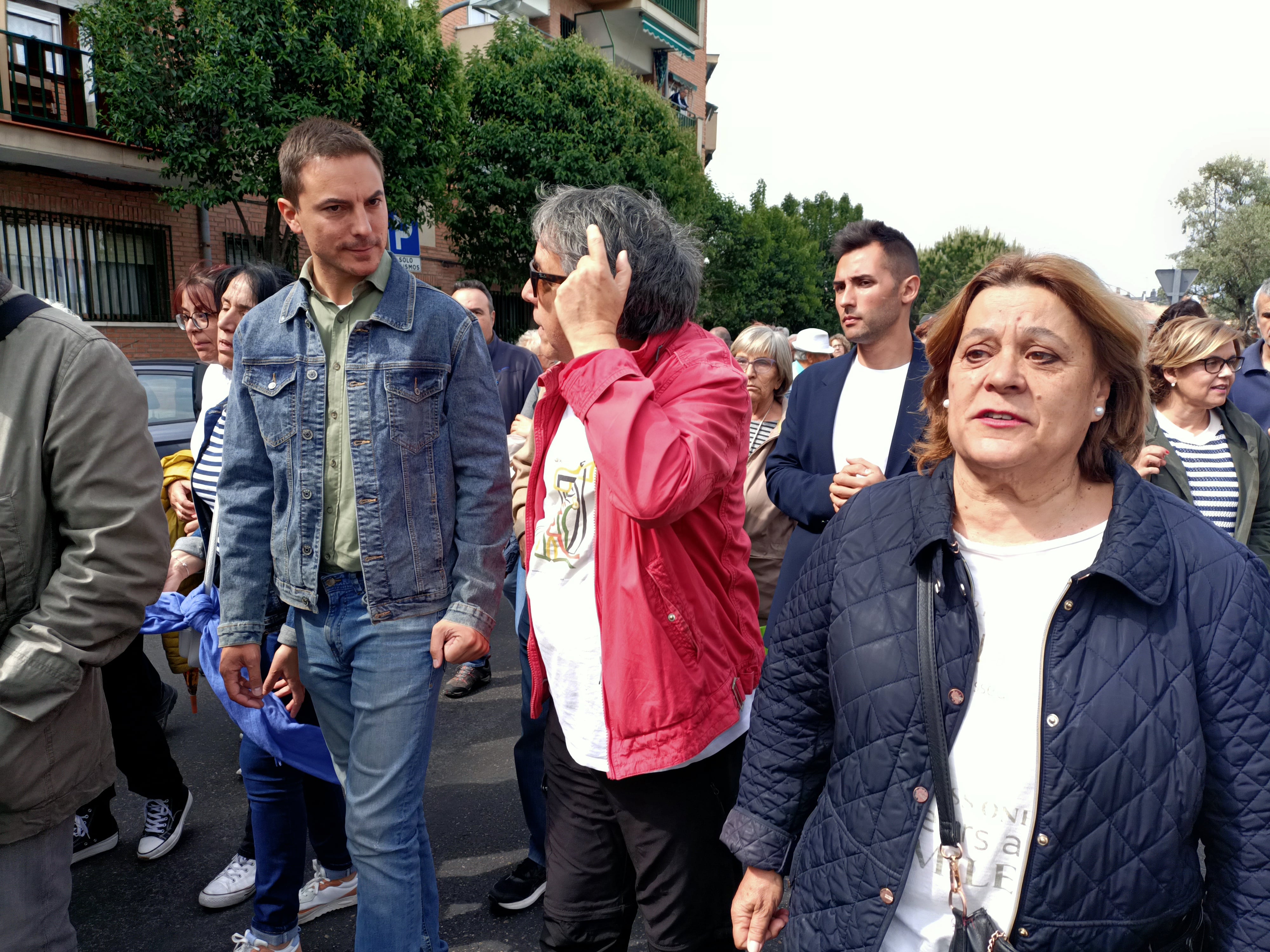 Juan Lobato y Paloma Maroñas, candidatos del PSOE a la Presidencia de la Comunidad de Madrid y a la alcaldía de Colmenar Viejo respectivamente, manifestándose en defensa de la sanidad pública