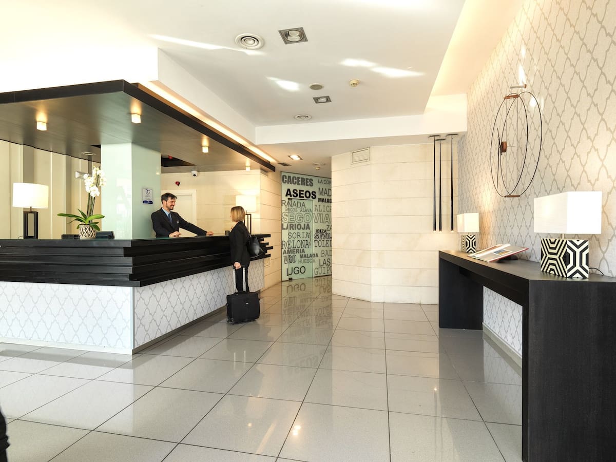 El perfil profesional más demandado por los hoteles de la Costa del Sol es recepcionista