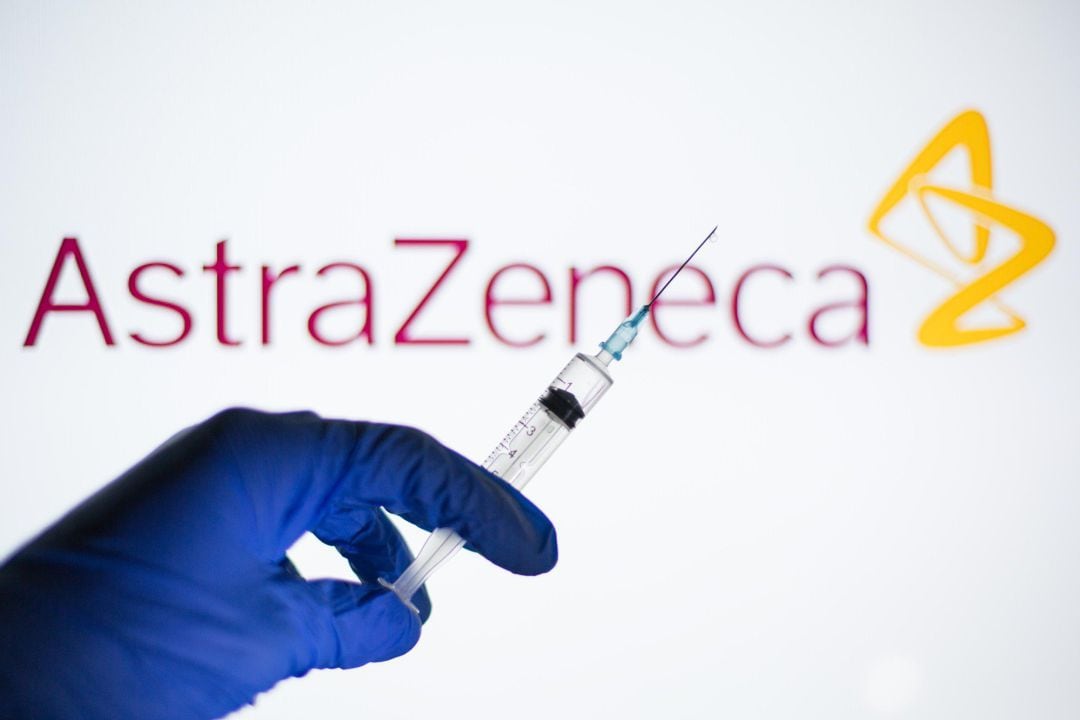 Una vacuna y el logo AstraZeneca.