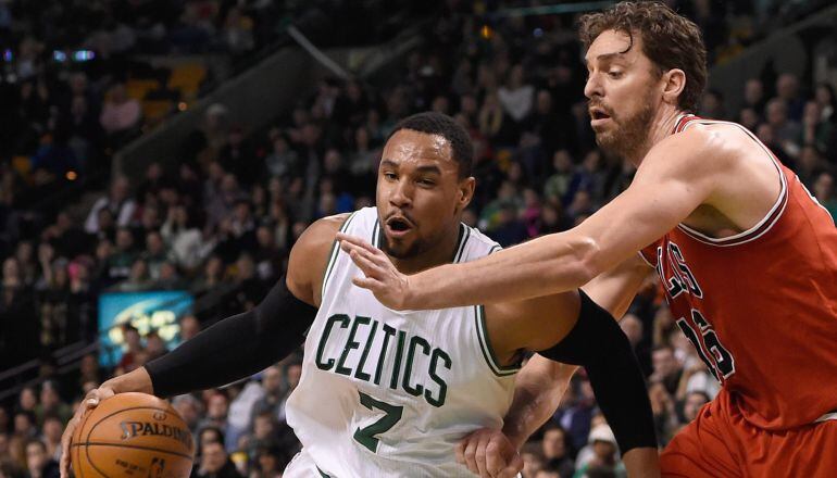 Pau Gasol pugna por llevarse la pelota ante los Boston Celtics (EFE)