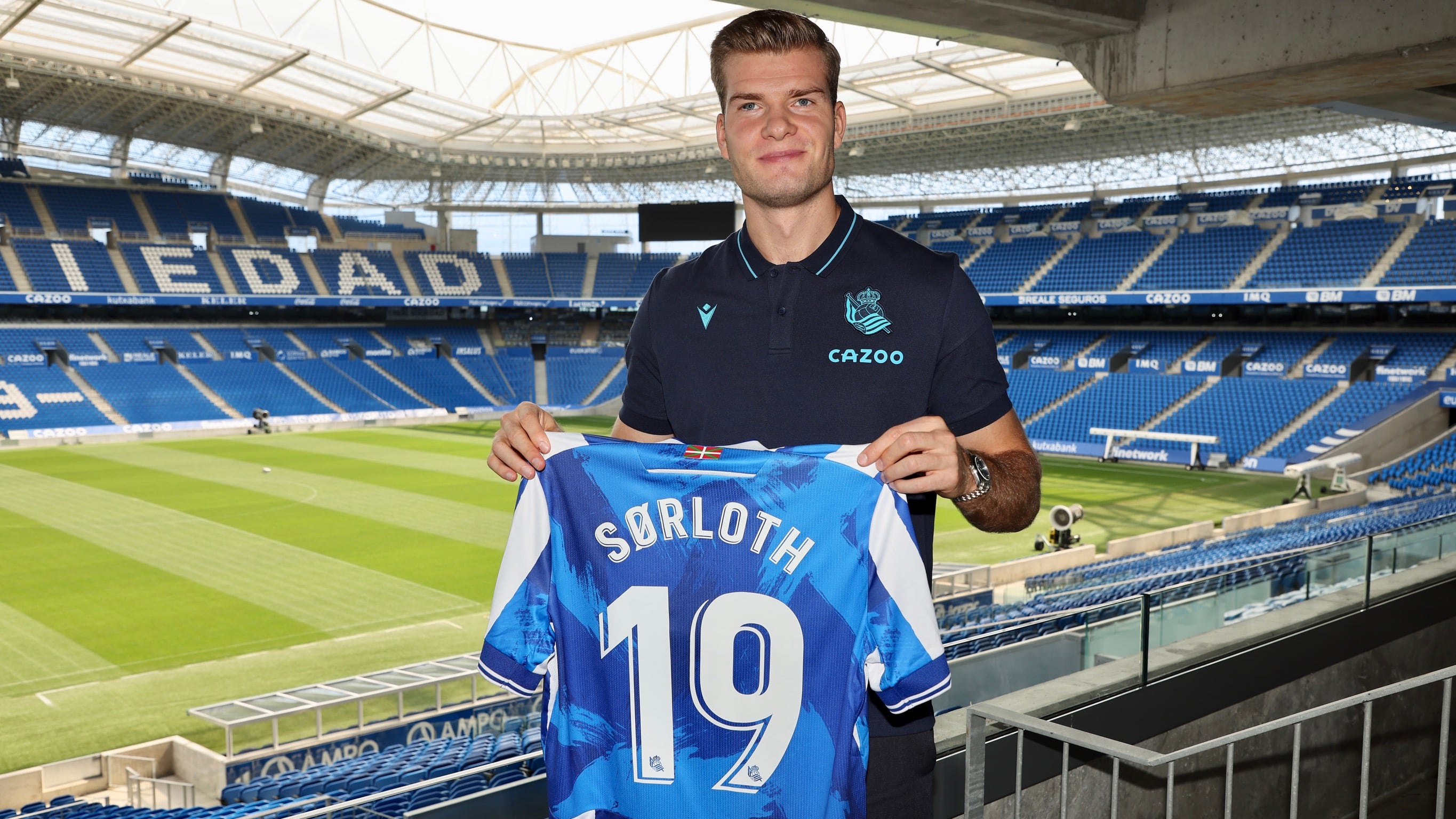 Sorloth posa con la camiseta de la Real Sociedad