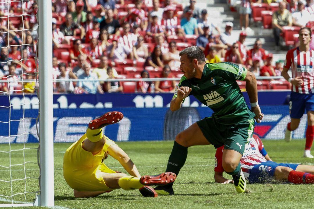Sergi Enrich en el momento de marcar el gol que ponía por delante al Eibar en el Metropolitano