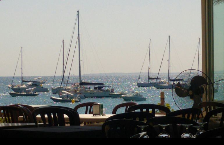 Imagen de la Reserva Marina de Tabarca desde el Restaurante Mar Azul