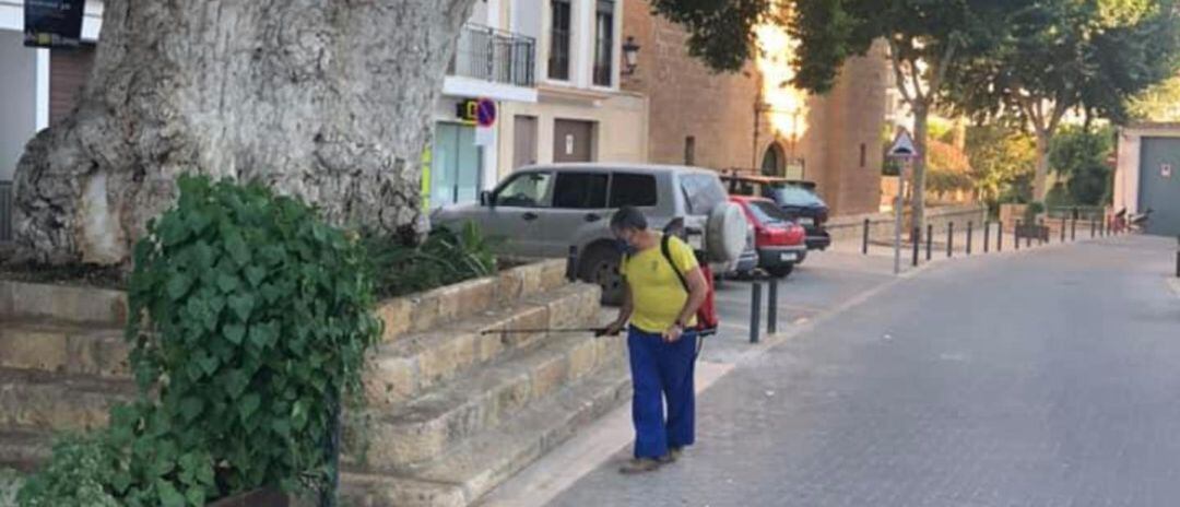 Un operario municipal desinfecta en una calle de Cambil.