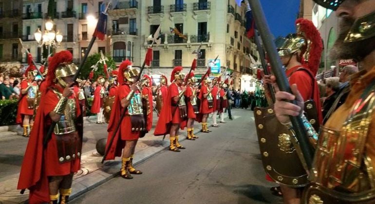 Els Armats de la Sant de Reus, durant el creuament de les dues confraries el dimarts sant. 