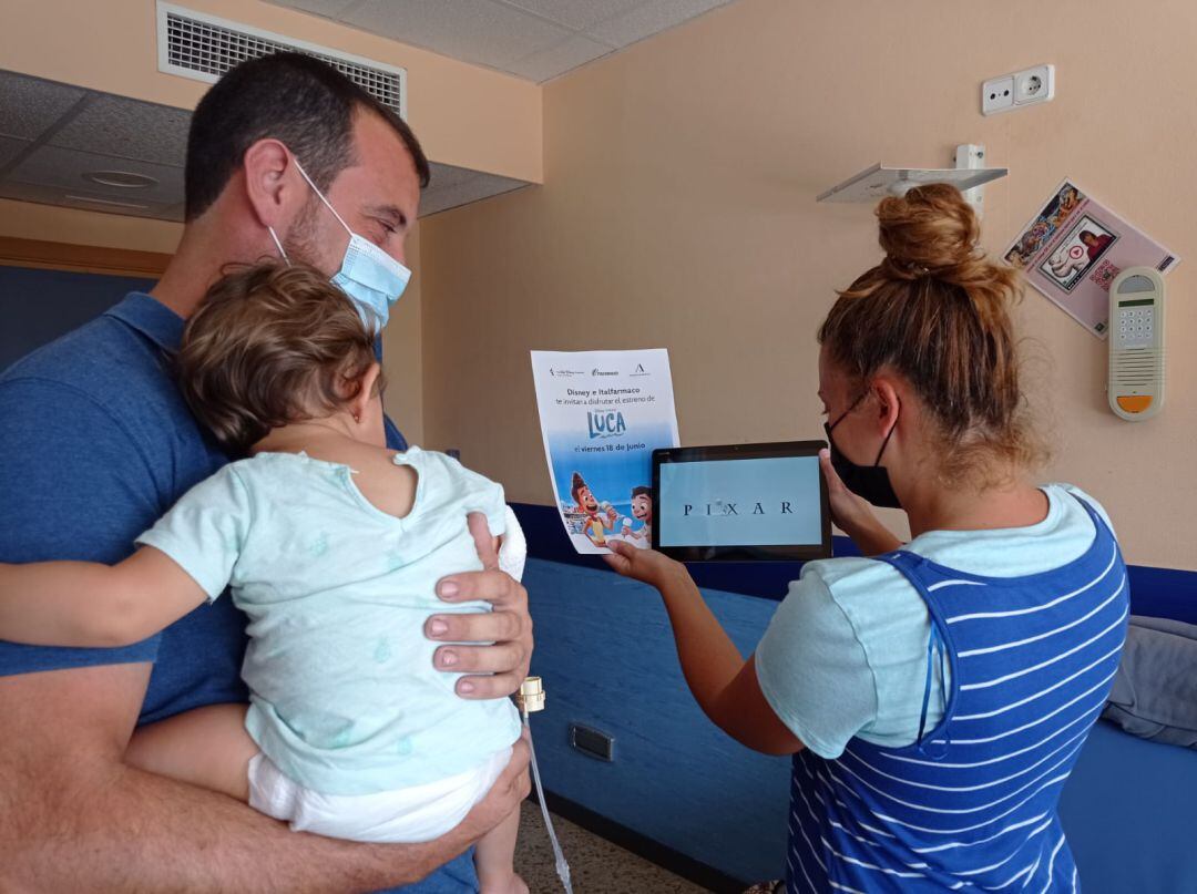 Una pequeña disfruta de la proyección.