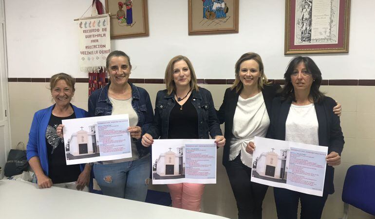 Miembros de la Asociación de Vecinos de La Dehesa en la presentación de la verbena junto a la delegada de Participación Ciudadana ( Mª Paz Aguilar) y de Fiestas (Mª José Sánchez). 