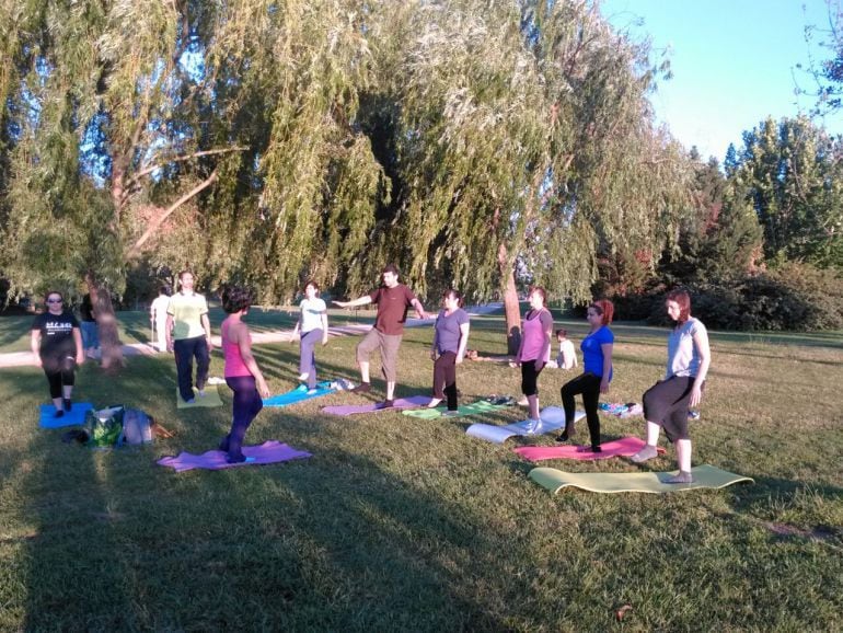 Un grupo de jóvenes realiza ejercicio físico en un parque público de Mérida, en la provincia de Badajoz. 