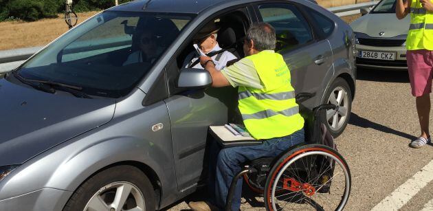 Aspaym participa cada año en campañas de concienciación con conductores para evitar accidentes.