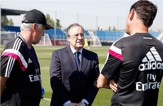 Florentino Pérez saluda a Ancelotti y Fernando Hierro