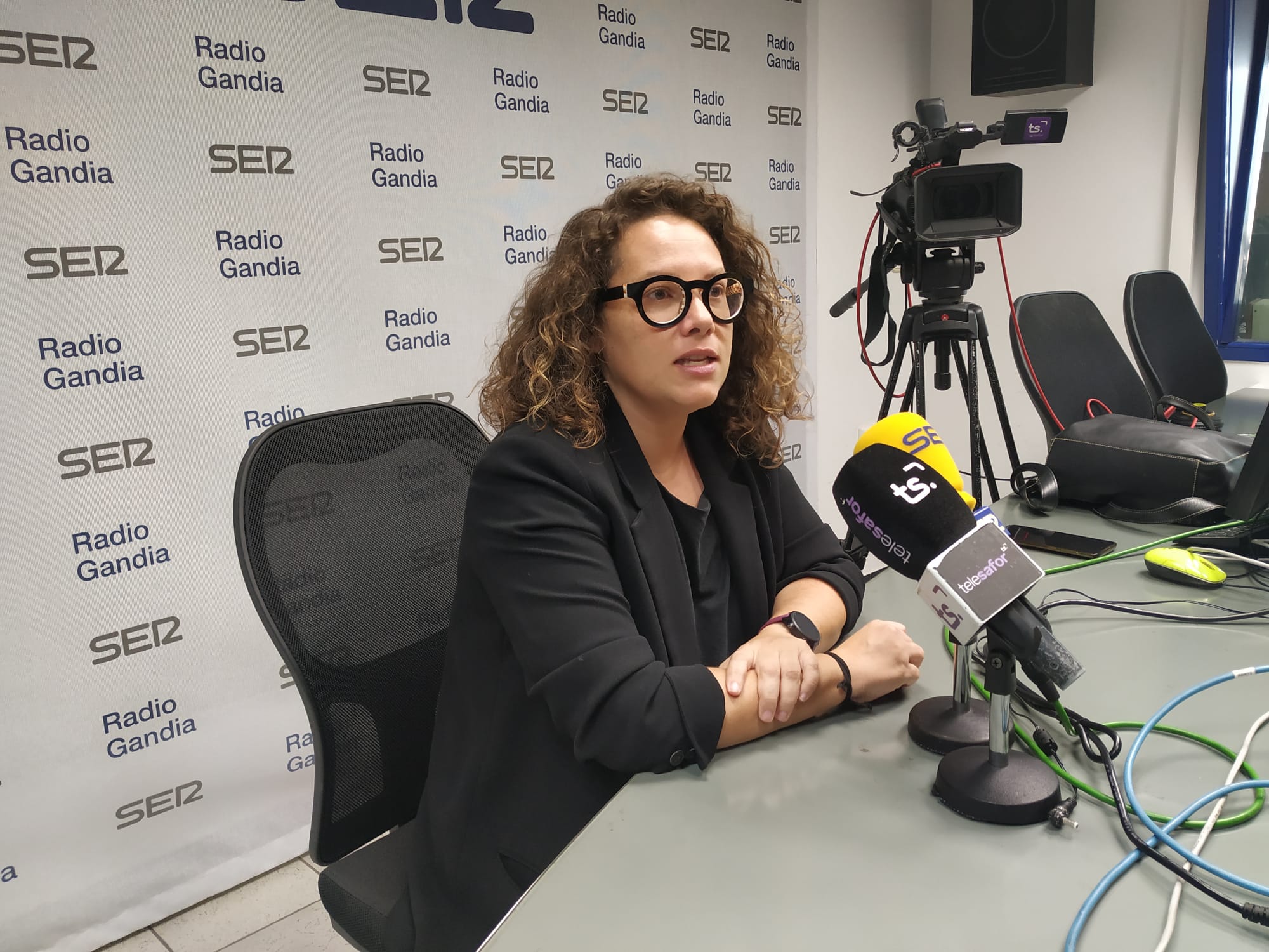 Alícia Izquierdo, candidata a las primarias de Compromís Més Gandia Unida en los estudios del Grupo Radio Gandia.