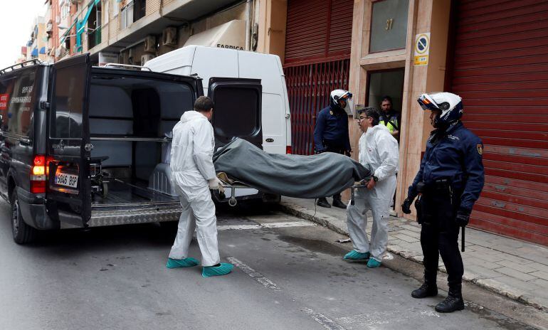 Operarios del retén fúnebre trasladan el cuerpo de un joven de 19 años que ha fallecido a causa de una puñalada recibida en el corazón y propinada, presuntamente, por un hermano de 14 con un cuchillo de cocina en un domicilio del barrio de La Florida, en 