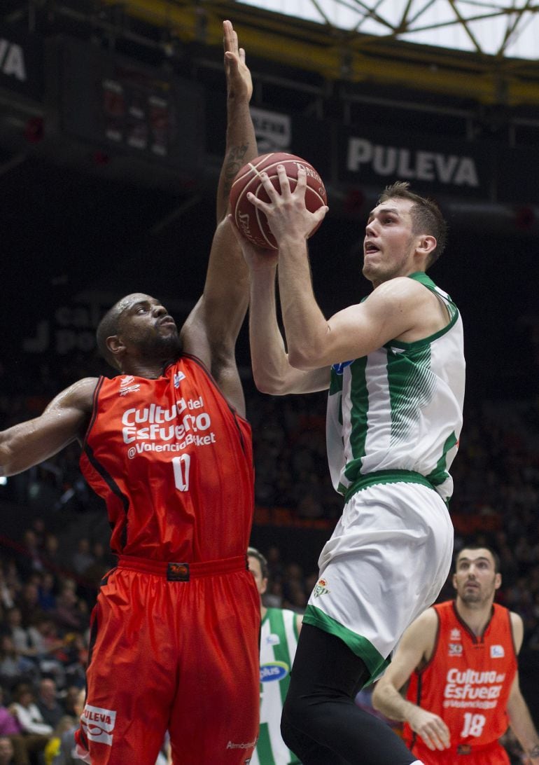 GRA160. VALENCIA, El base serbio del Real Betis Energía Plus, Nikola Radicevic (d), intenta el lanzamiento ante el alero georgiano del Valencia Basket, Will Thomas (i), durante el partido correspondiente a la décima jornada de la Liga ACB que los dos equi