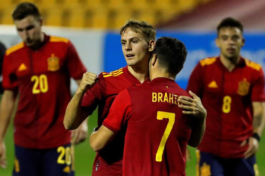 El delantero de España Dani Gómez celebra el tercer gol del equipo ante Kazajistán durante el partido de clasificación para el Europeo sub 21.