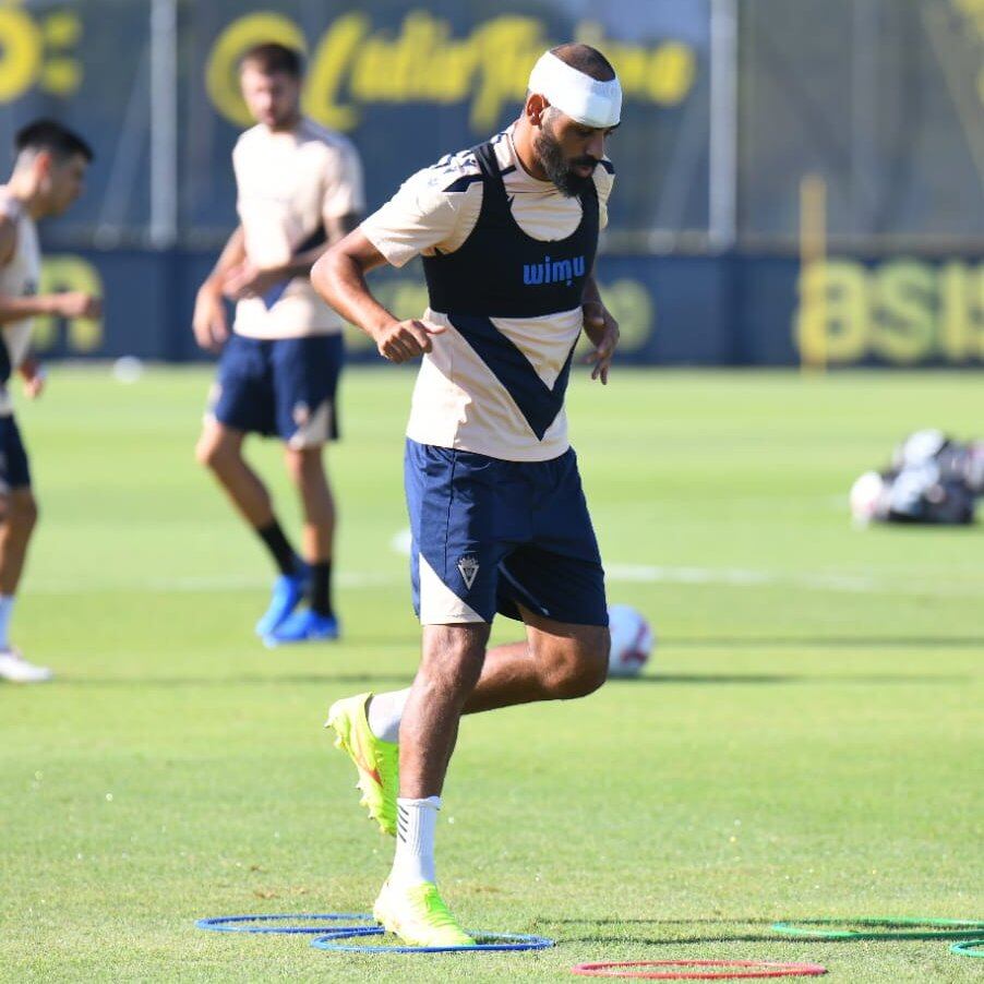 Fali, jugador del Cádiz CF, entrena con vendaje en la cabeza