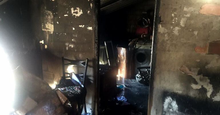 Estado en el que quedó la buhardilla incendiada.