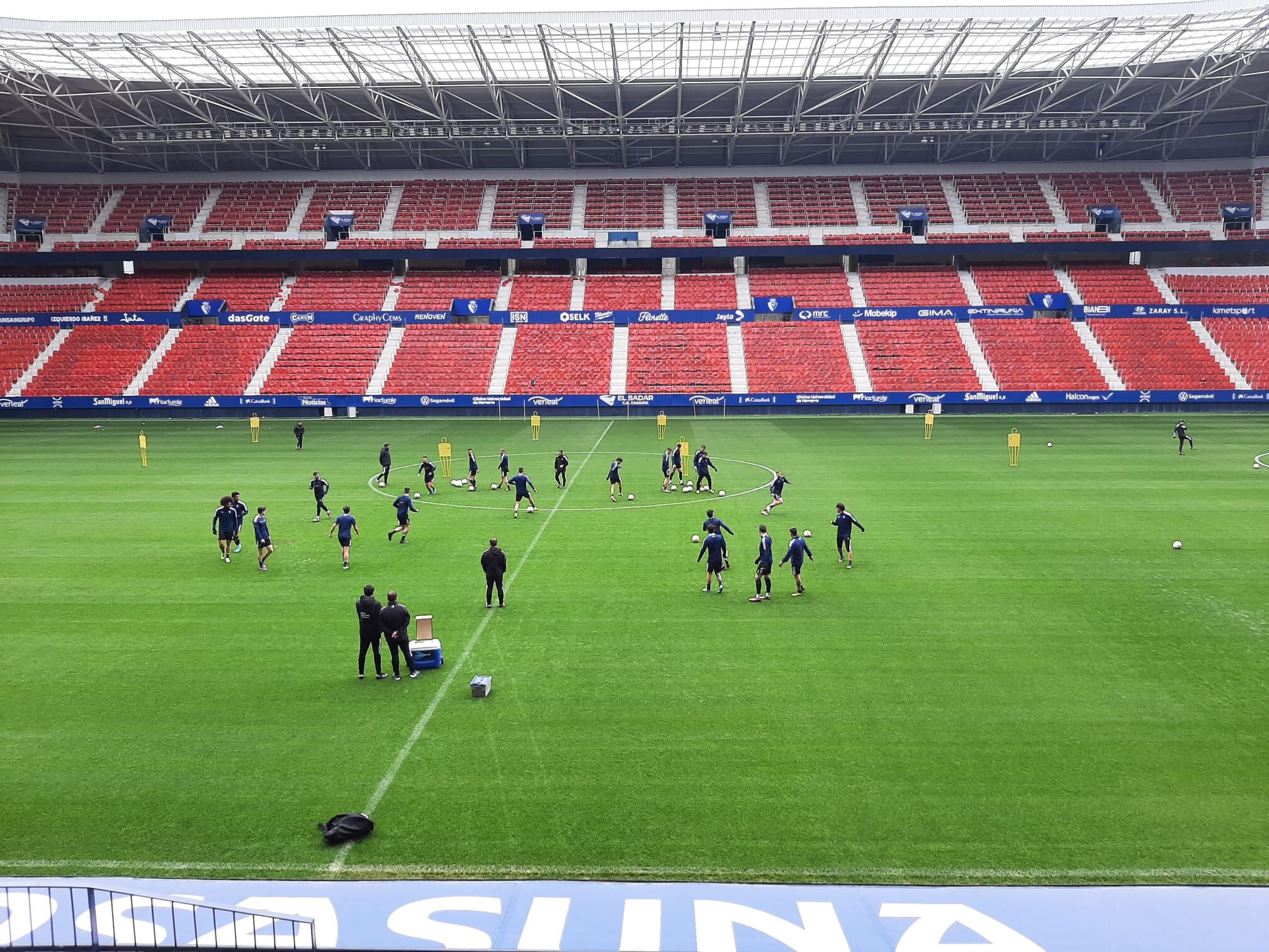 La plantilla de Osasuna se ejercita en el Sadar ya con los internacionales