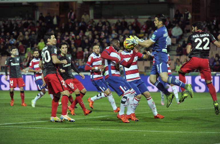 El portero del Granada Andrés Fernández (2d) atrapa el balón ante varios rivales del Athletic durante el partido de la duodécima jornada de liga en Primera División que se disputa esta noche en el estadio Nuevo Los Cármenes.