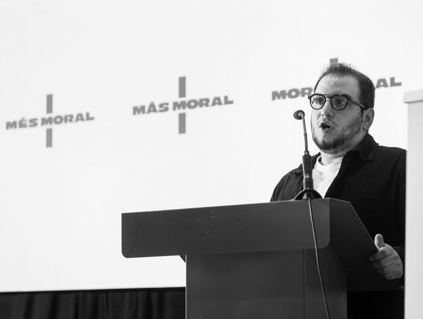 Abel Flores creativo de La Taula en una presentación