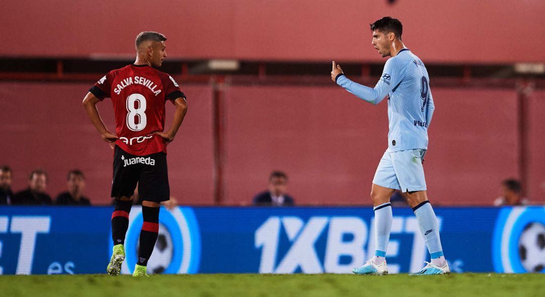 Salva Sevilla y Álvaro Morata discuten durante el partido entre el Mallorca y el Atlético de Madrid.