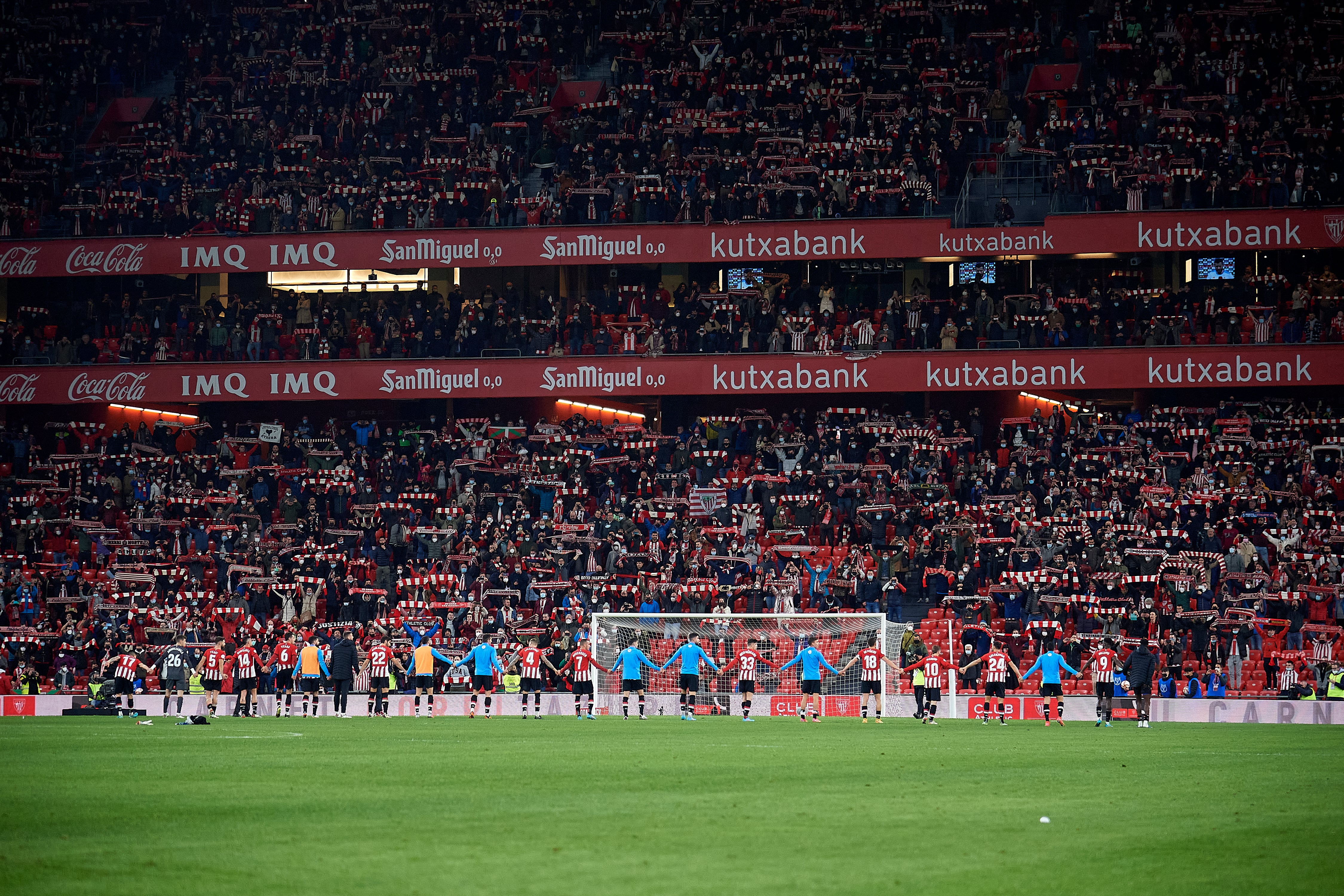 Afición del Athletic y jugadores celebran el pase en Copa del Rey ante el Real Madrid en 2022.