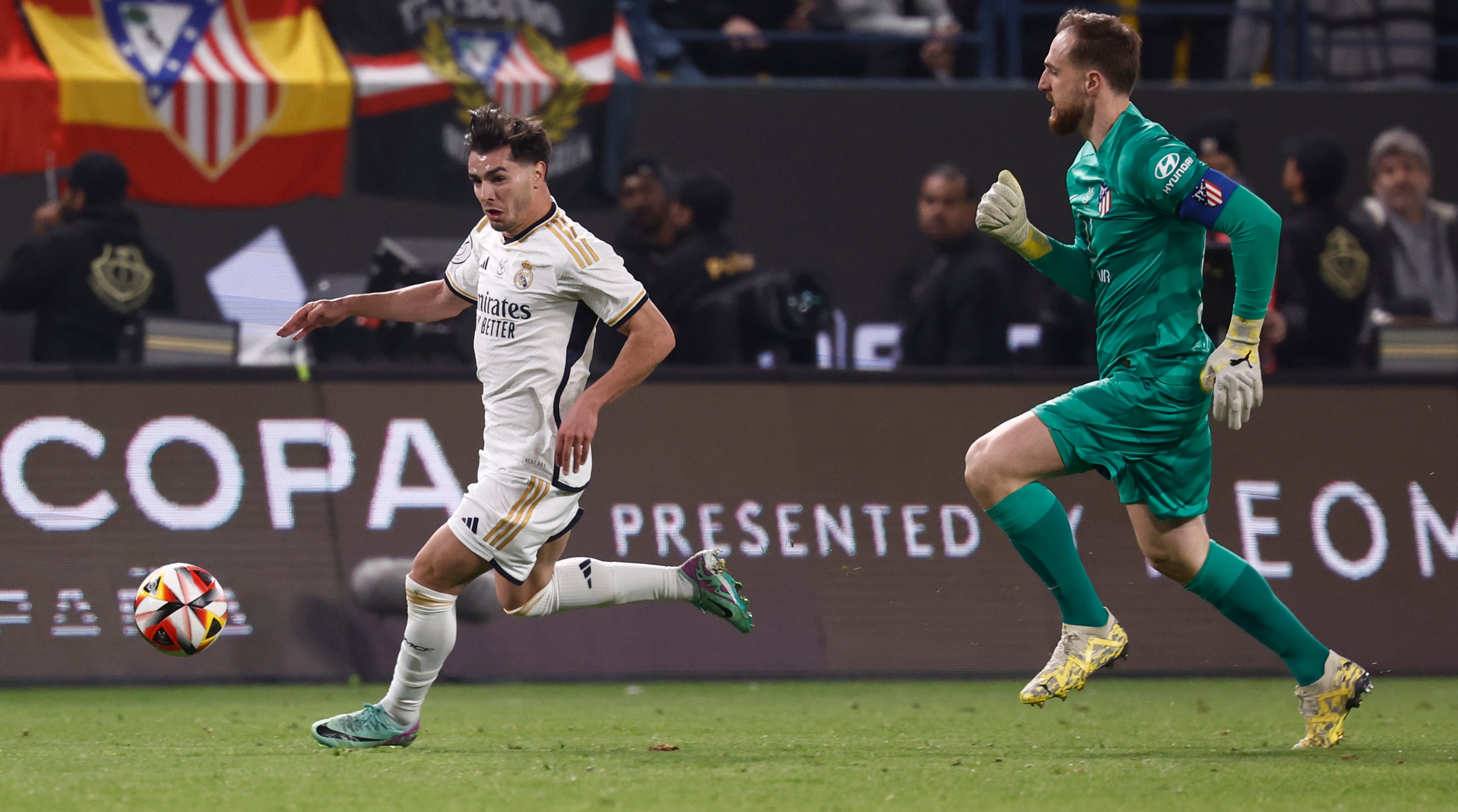 Brahim Díaz superó a Oblak en carrera para marcar el 5-3 en el Real Madrid - Atlético de la semifinal de la Supercopa de España. (Photo by Helios de la Rubia/Real Madrid via Getty Images)