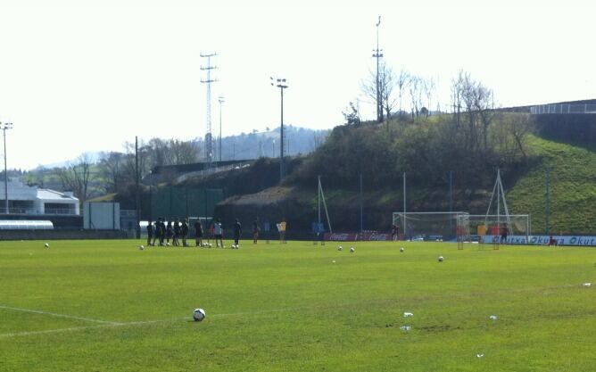 Mikel González se entrena con el grupo en la sesión matinal de Zubieta.