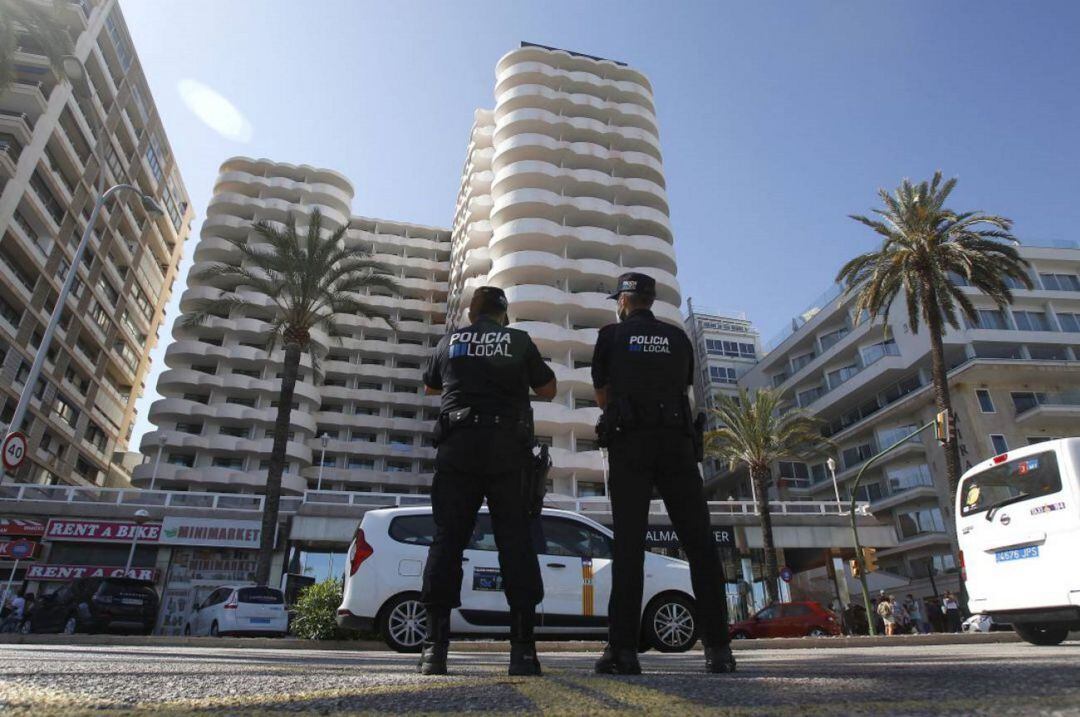 Imagen de la policía local de Mallorca custiodando el hotel en el que se encontraban los estudiantes 