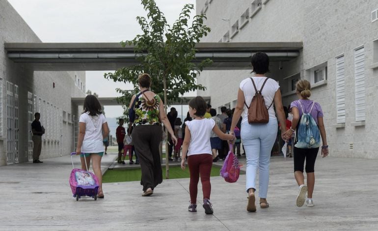 Varios padres acompañan a sus hijos hasta la entrada de su colegio