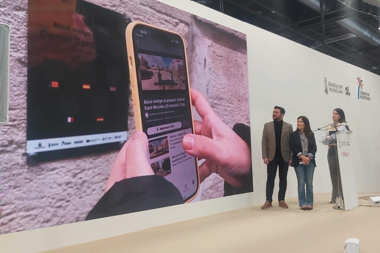 El vicealcalde Àlex Cerradelo y Lorena Zamorano, edil de Turismo, presentando en la plaza central del expositor de la Comunitat Valenciana, la experiencia inmersiva de &quot;Viatge al passat&quot;.