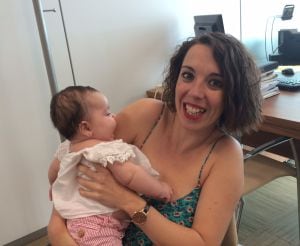 La secretaria autonómica acude con su hija de tres meses a su lugar de trabajo