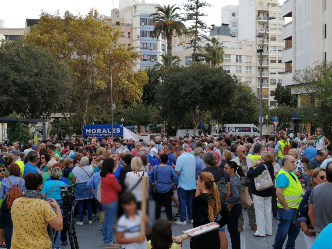 Imagen de la concentración en la plaza de la Montanyeta, minutos antes de comenzar la marcha.